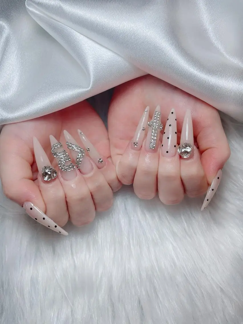 ネイル アートネイル チークネイル ジェルネイル ロングネイル マグネットネイル ハンドネイル Rin Nail 新大久保店のネイルデザイン