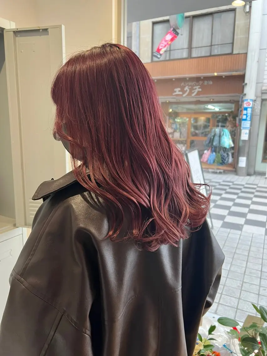 セミロング カラー カシス ピンクカラー ヘアカラー トリートメント 藤本 翔己のヘアスタイル