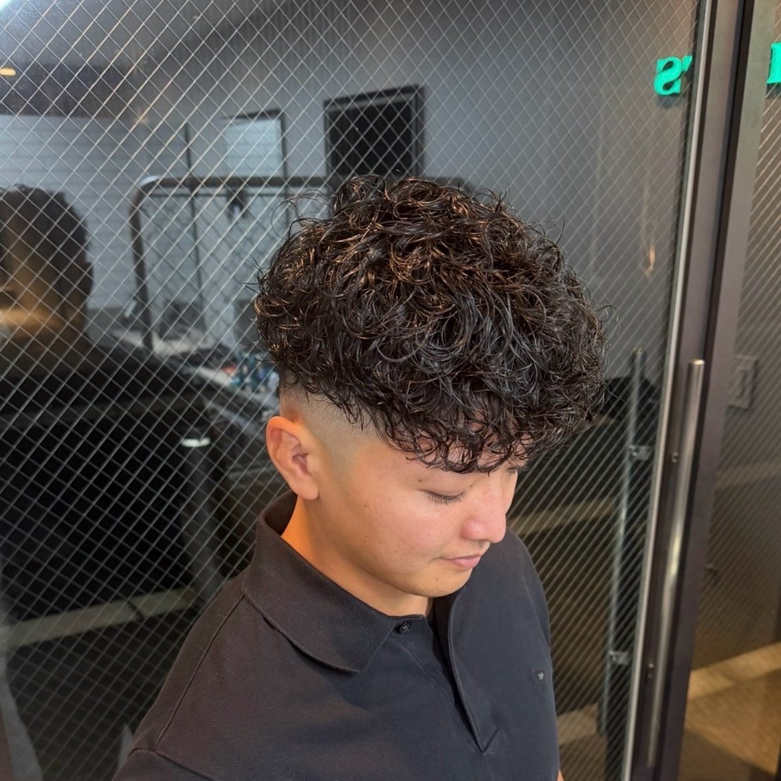 カラー メンズ フェードカット メンズパーマ スキンフェード スペインカール カット パーマ トリートメント 角田 凌のヘアスタイル