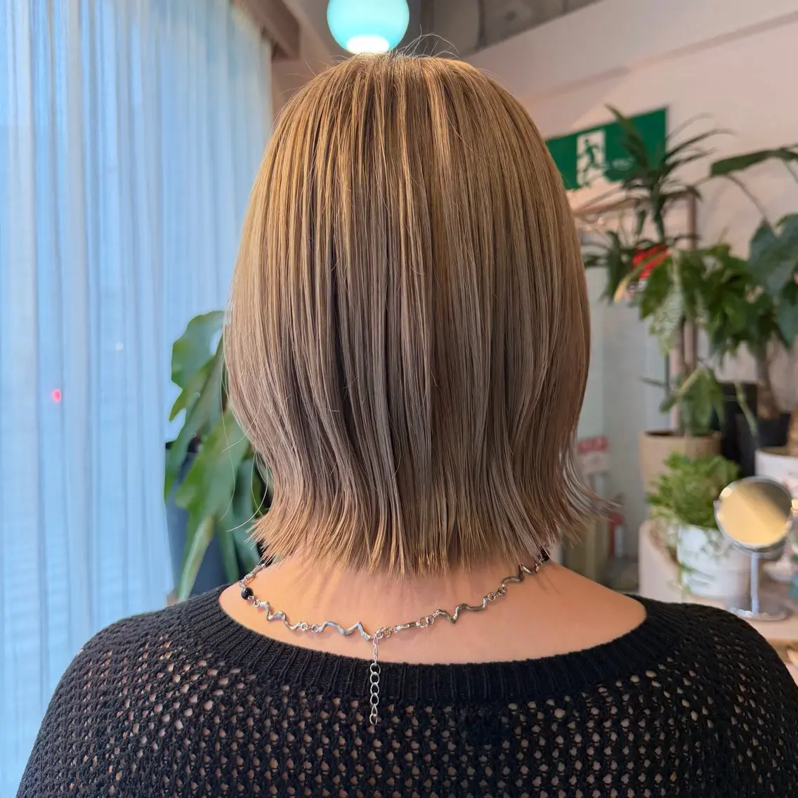 カラー サハラ クルミのヘアスタイル
