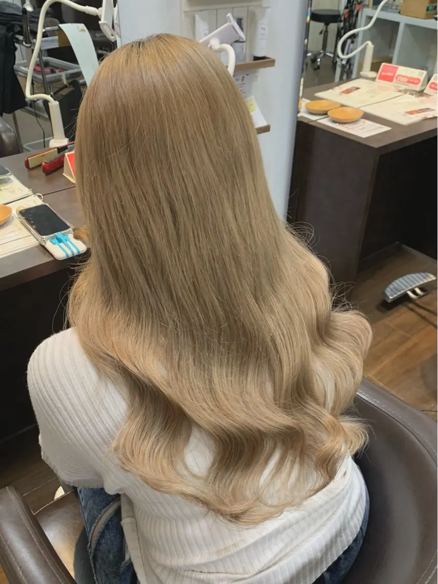 ロング カラー シールエクステ ベージュカラー ブリーチ ミルクティーベージュ エクステ ヘアカラー トリートメント エクステ 小笠原 菜緒のヘアスタイル
