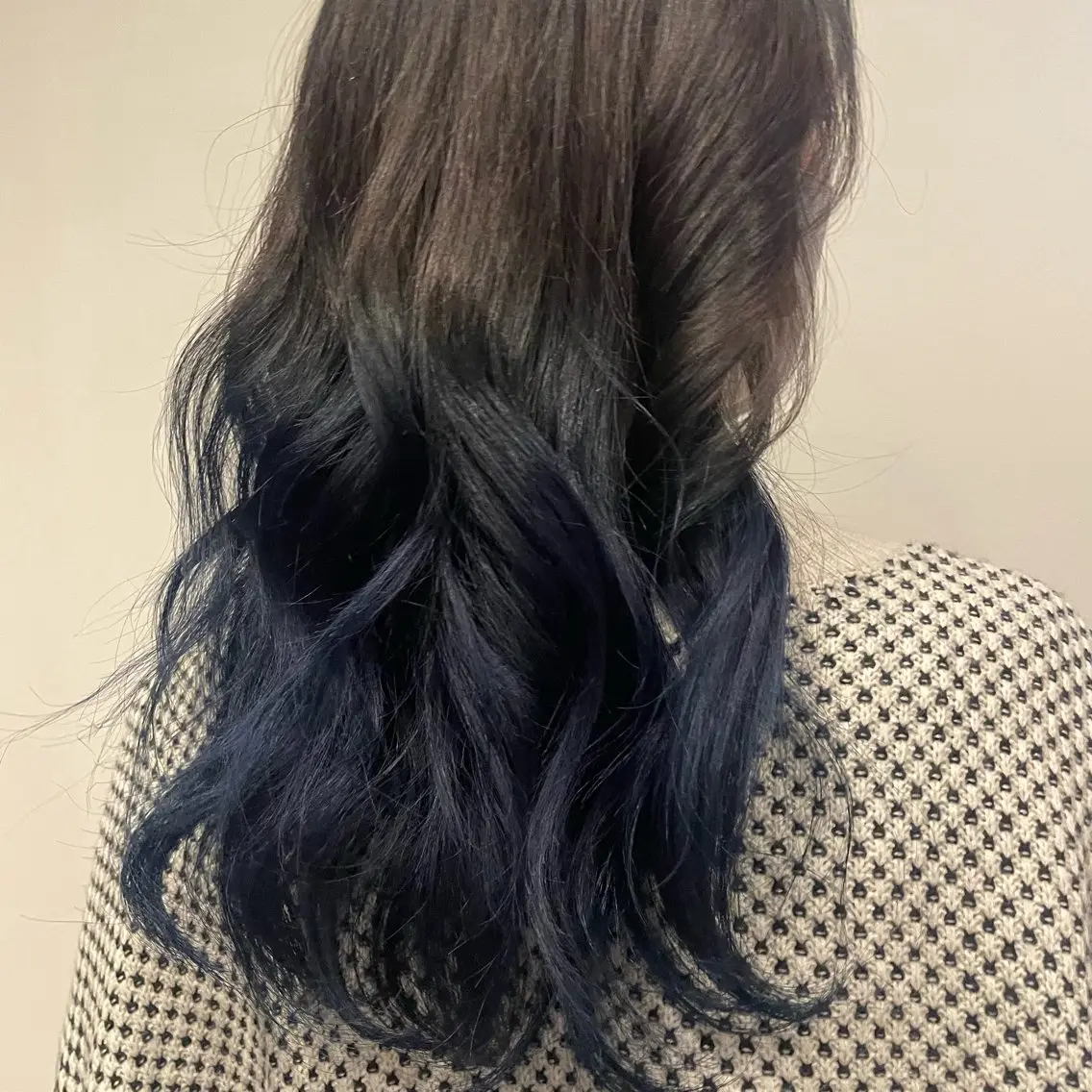 ロング カラー お団子ヘア バレイヤージュ ブリーチ ブルーカラー レイヤーカット ヤスダ ホノカのヘアスタイル