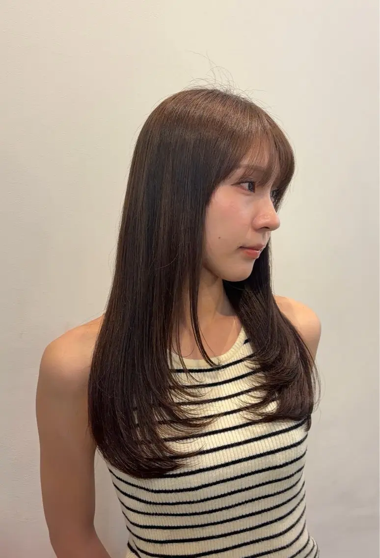 ロング レイヤーカット 小山 綾奈 ロングカットのヘアスタイル