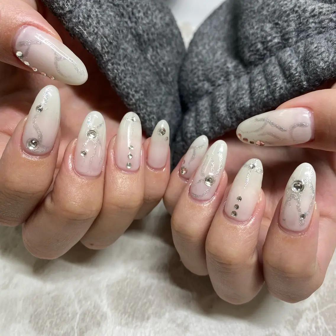 ネイル フラッシュネイル ニュアンスネイル シルバー ハンドネイル ハンドケア 🫧RaLa ⭐︎AYAKA🫧のネイルデザイン