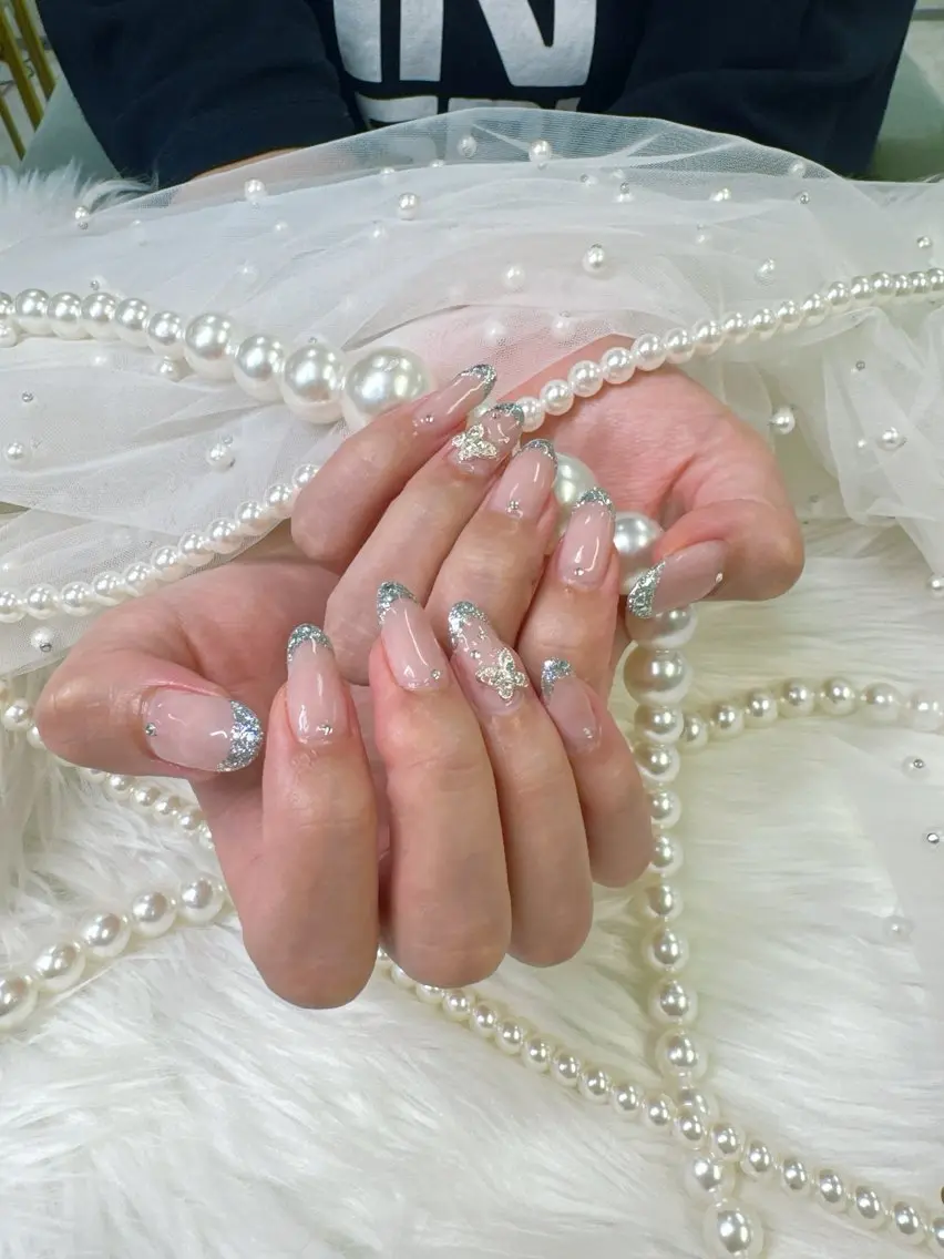 ネイル アートネイル フレンチネイル ガラスフレンチ ハンドネイル Queeens nailのネイルデザイン