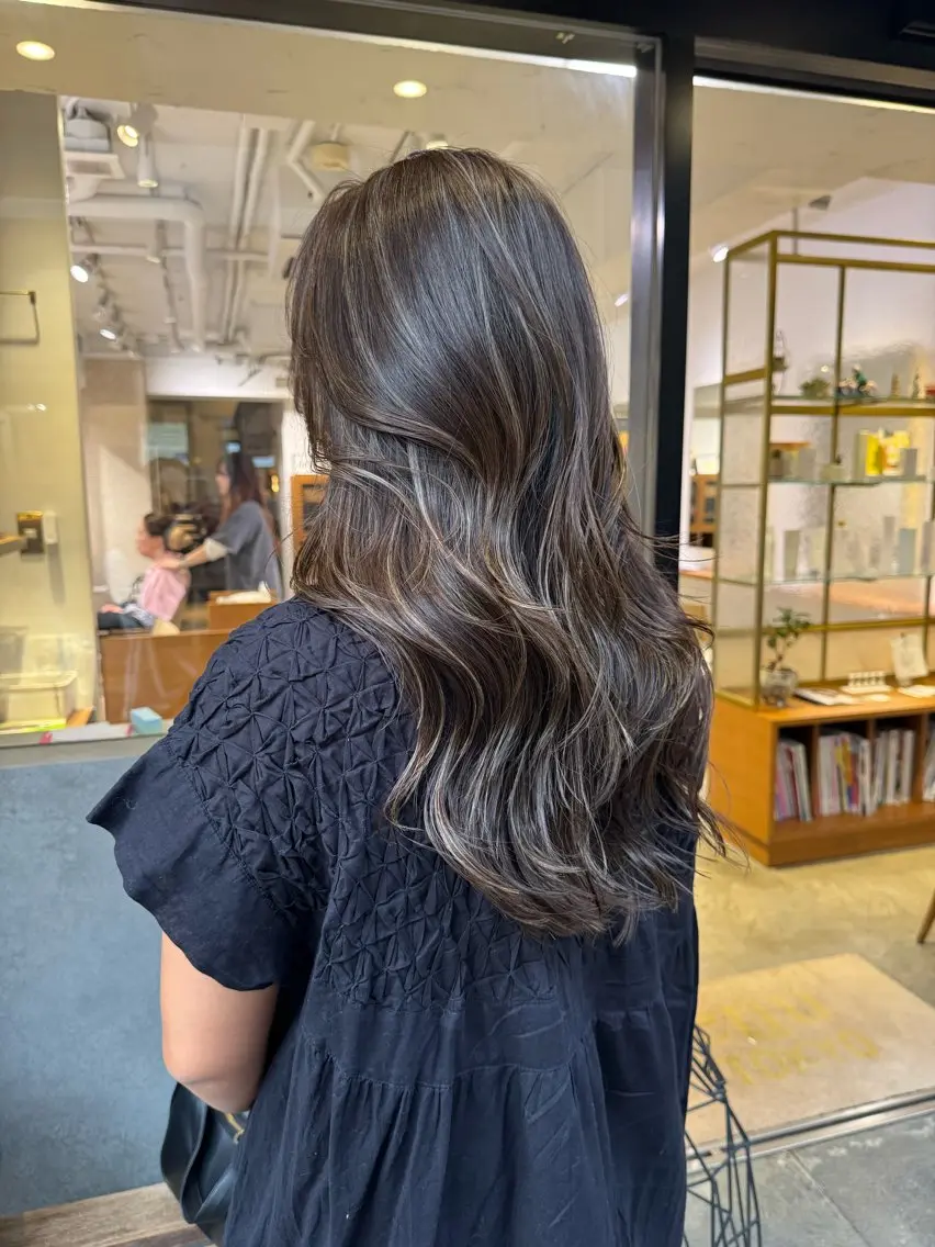 セミロング カラー ベージュカラー ハイライトカラー ハイライト レイヤーカット ARISA 学芸大学/海外ヘアのヘアスタイル