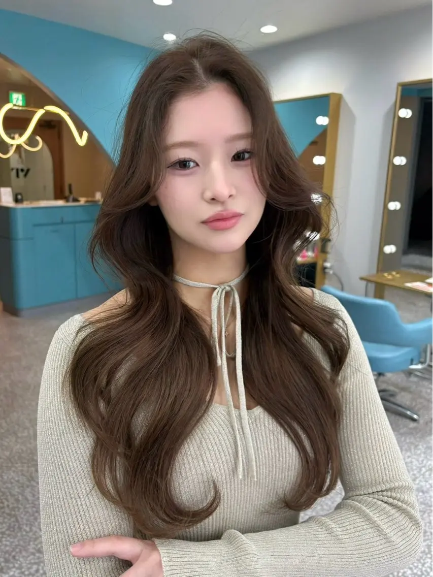 ロング くびれヘア デート 韓国風ヘア レイヤーカット 小顔カット ヘアカラー 古上 心晴のヘアスタイル