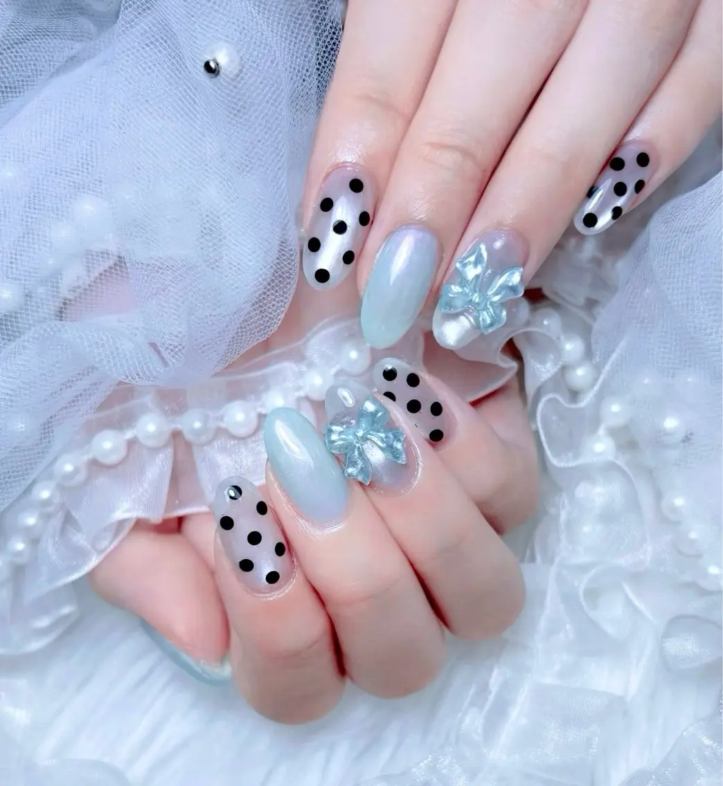ネイル ドット リボン 𝑬𝑹𝑰𝑲𝑨 𓂃🎀𓈒𓏸のネイルデザイン
