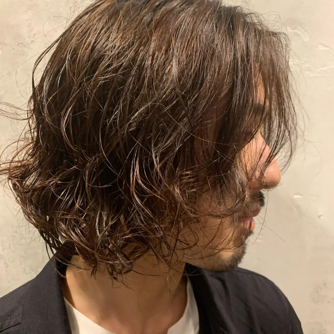 ミディアム メンズ ミディアムパーマ メンズパーマ カット パーマ ウルフ、レイヤー 、メンズカットSHOのヘアスタイル