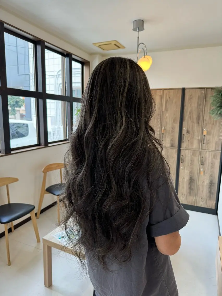 ロング カラー ヘアカラー 手塚 麗のヘアスタイル