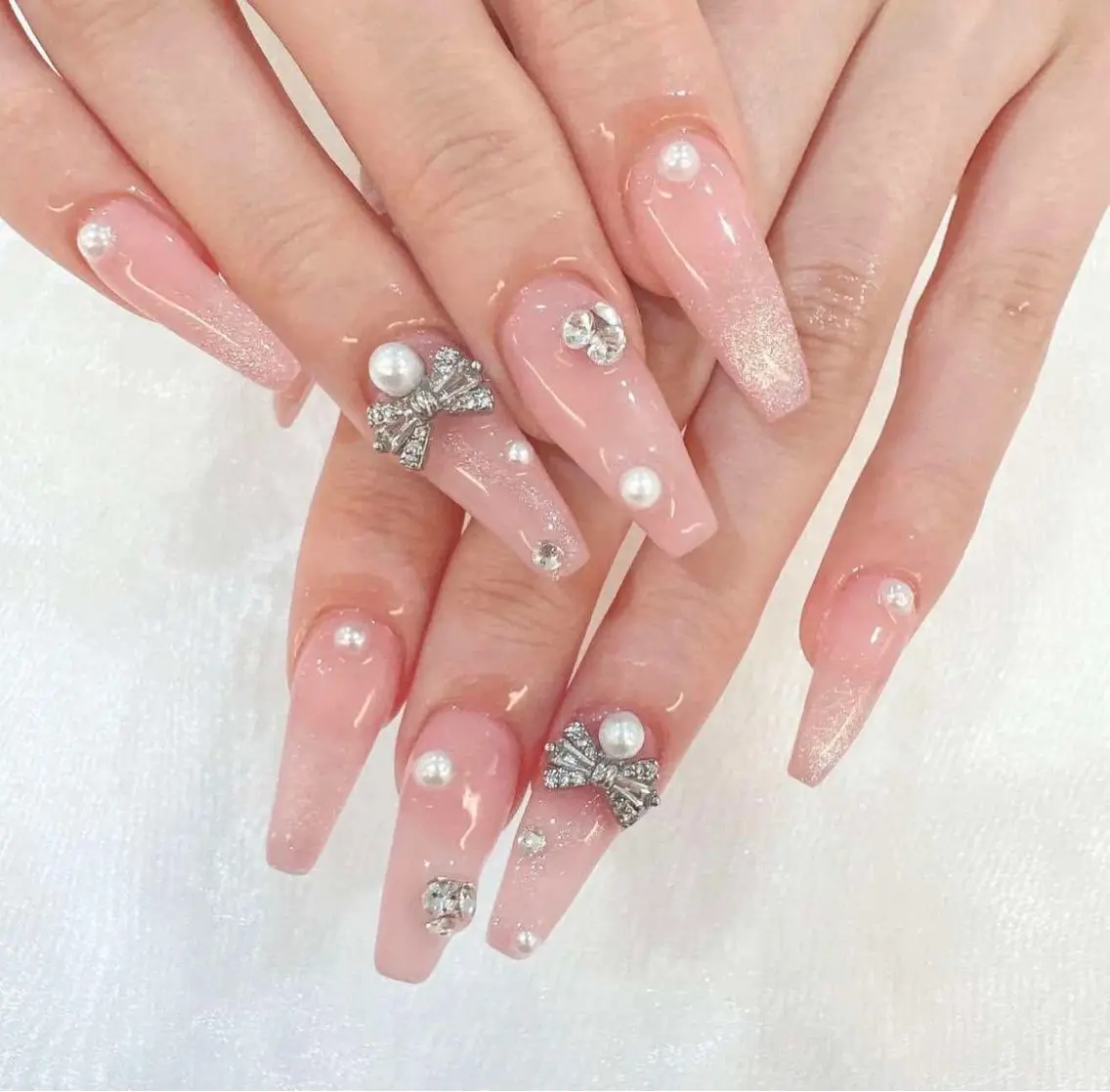 ネイル オーロラネイル クリアネイル フラッシュネイル ジェルネイル グラデーション ハンドネイル Amee Nail Salonのネイルデザイン