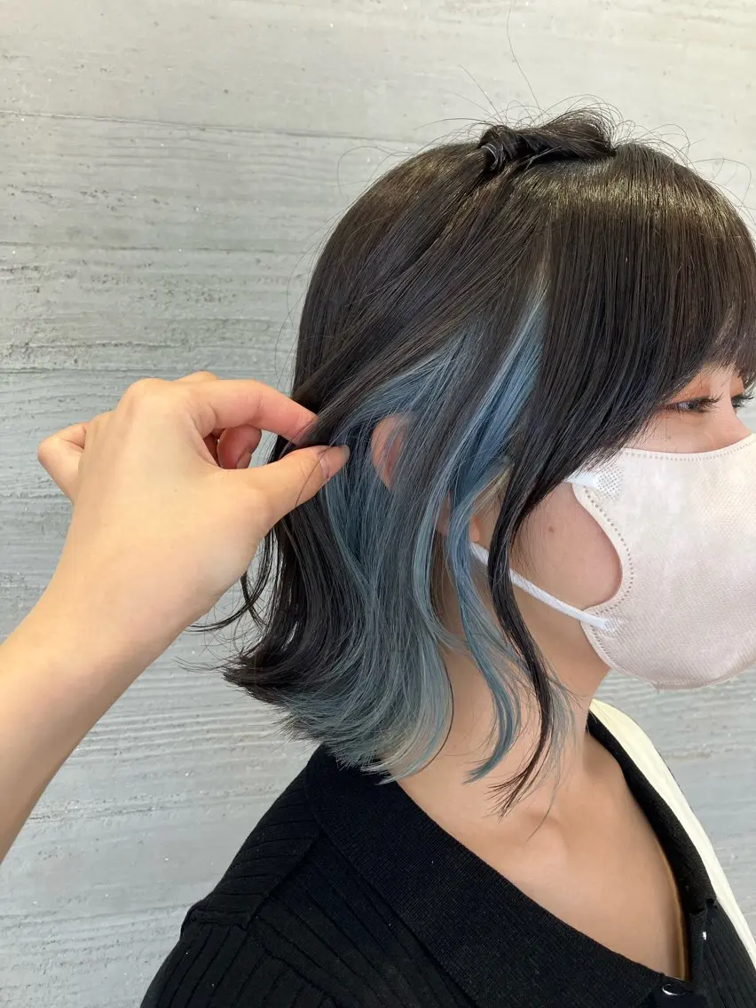 ミディアム カラー サキ🤍ハイトーン 🩰くびれ巻きヘアのヘアスタイル