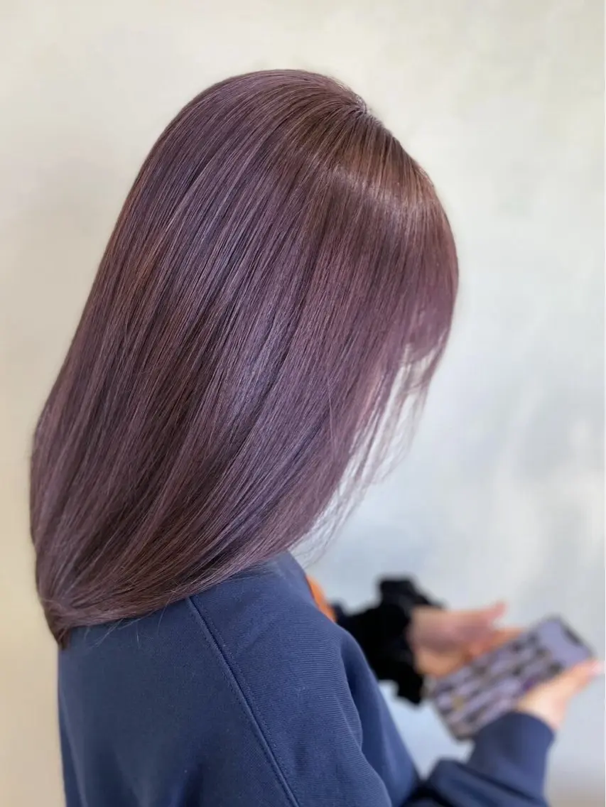 ミディアム パープルカラー 塩川ももこ/ 自然な縮毛矯正のヘアスタイル