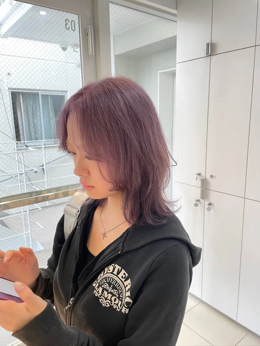セミロング カラー ヘアアレンジ ベージュカラー ブリーチ ラベンダーカラー ラベンダーベージュ 縮毛矯正 ヘアカラー トリートメント ヘッドスパ ヘアセット 艶カラー✨縮毛矯正✨ 翁長孝輔のヘアスタイル