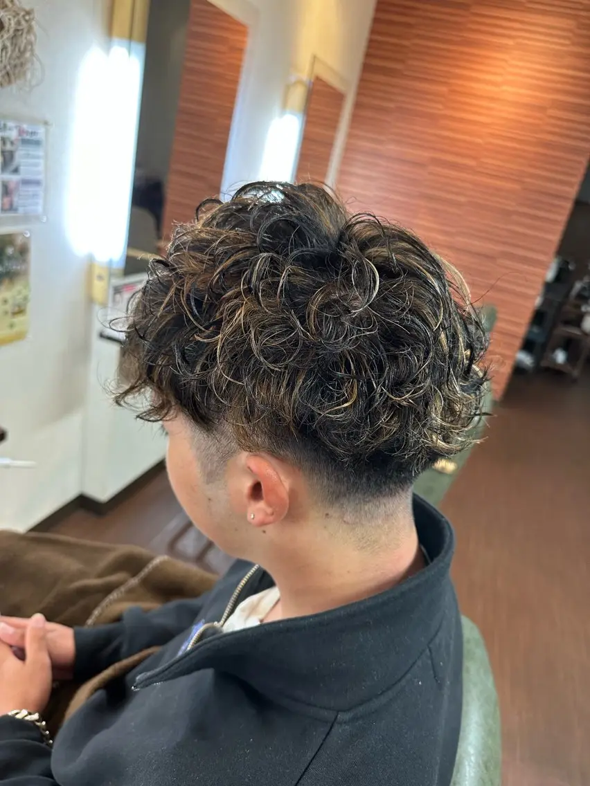 ショート カラー パーマ メンズ メンズハイライト ハイライトカラー ハイライト 💜推しインナー カラー/菊池柊真💜のヘアスタイル