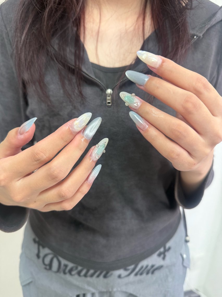ネイル 長さ出し 氷ネイル・うるうるネイル キラキラネイル ラメ(グリッター) 水色 ハンドネイル dodo1 nailのネイルデザイン