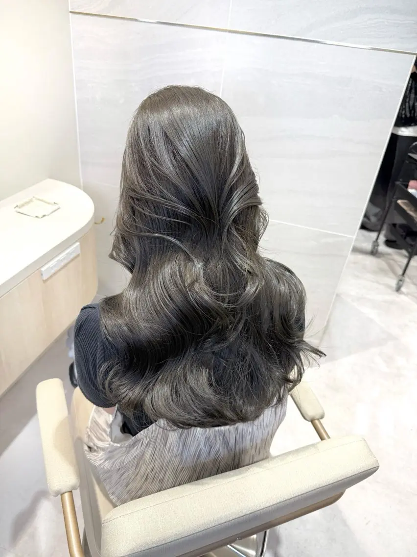 ロング カラー アッシュ アッシュグレー アッシュグレージュ グレージュ イルミナカラー カット ヘアカラー トリートメント 透明感カラー🌿 グレージュ🐺陽介のヘアスタイル