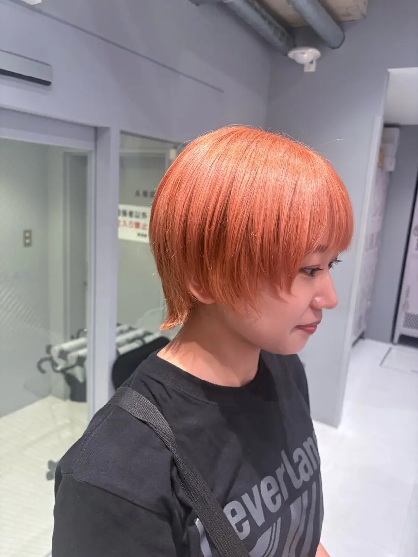 ショート カラー ベージュカラー オレンジ オレンジベージュ カット ヘアカラー トリートメント NANA🦖 ハイトーンデザインのヘアスタイル