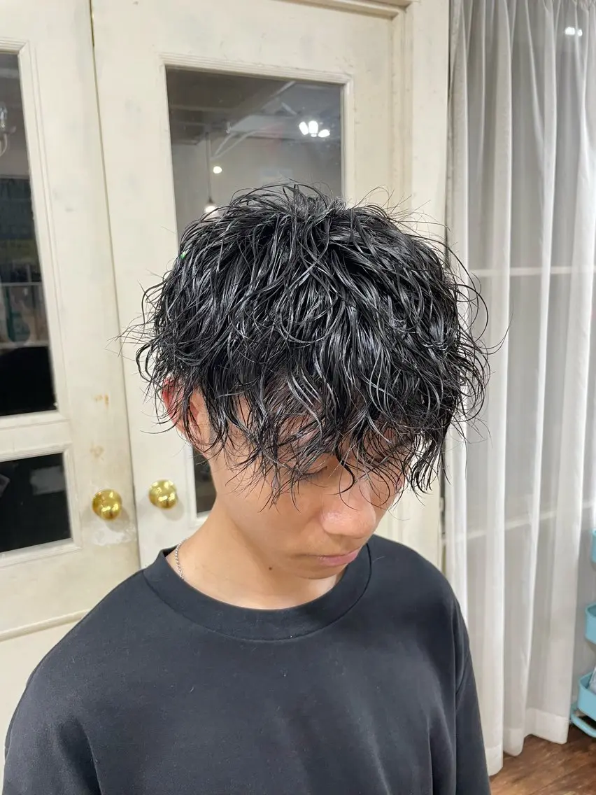 ミディアム パーマ メンズ 姫路アンメリーアン ダンのヘアスタイル