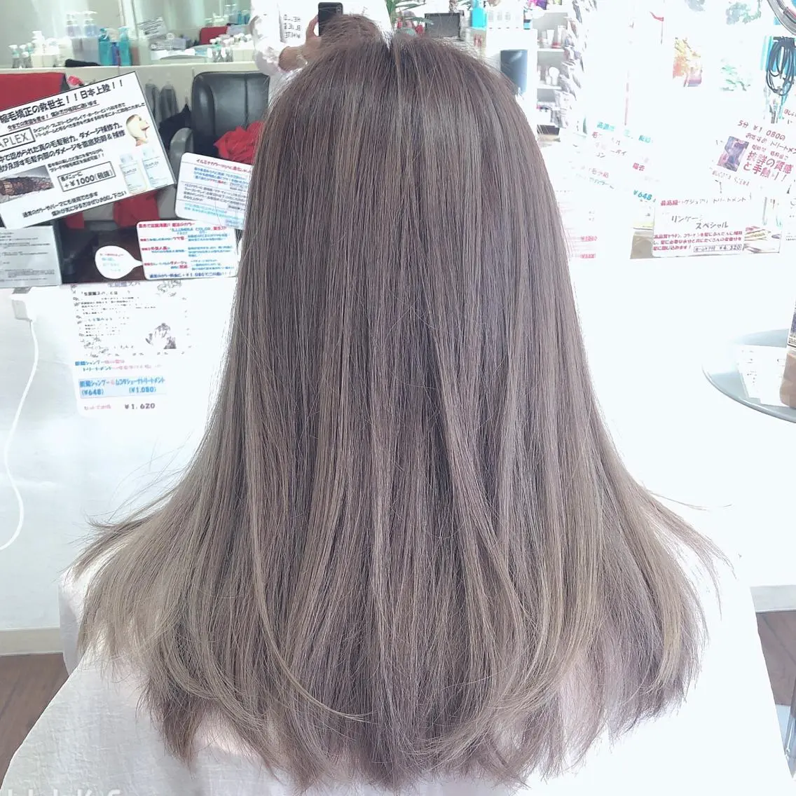 セミロング カラー ブリーチ グレージュ ヘアカラー GLAD 萩原のヘアスタイル