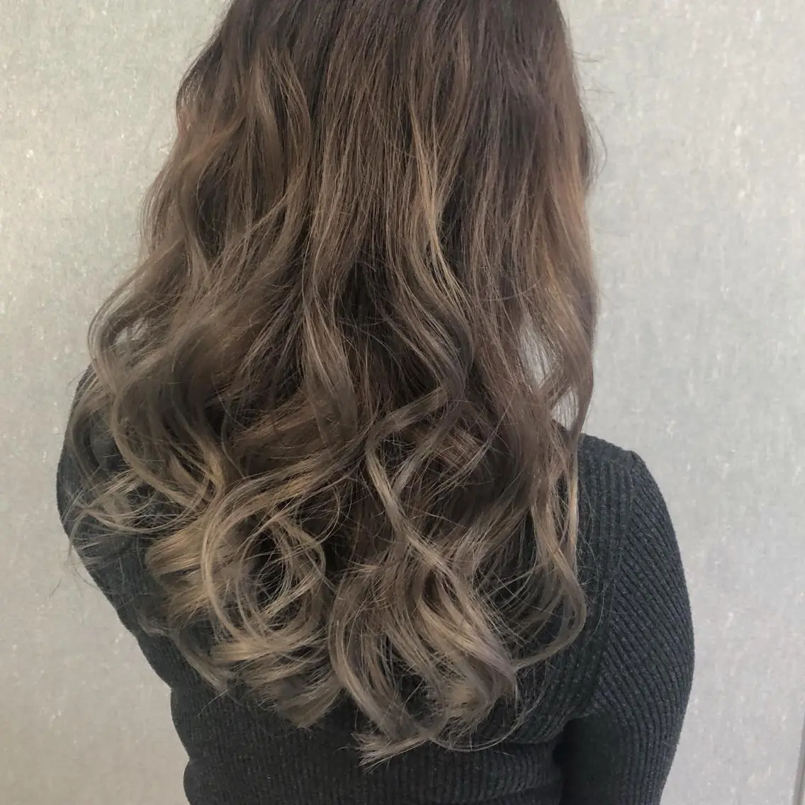ロング カラー アッシュ バレイヤージュ ベージュカラー レイヤーカット 岡村 玲奈のヘアスタイル