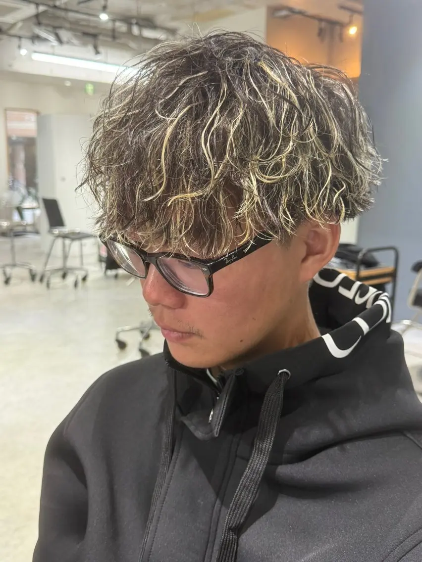 メンズ メンズメッシュ メンズパーマ カット ヘアカラー パーマ 布施メンズ特化美容師 秋山 涼のヘアスタイル