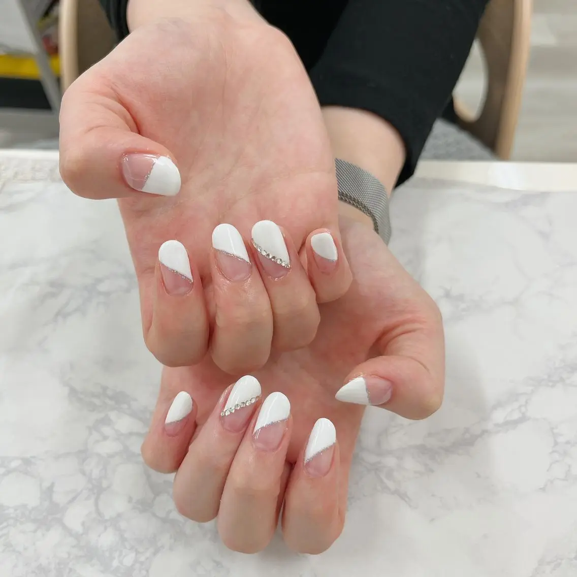 ネイル フレンチネイル ラメ(グリッター) 斜めフレンチ シンプルネイル Bianca TORII🌞のネイルデザイン