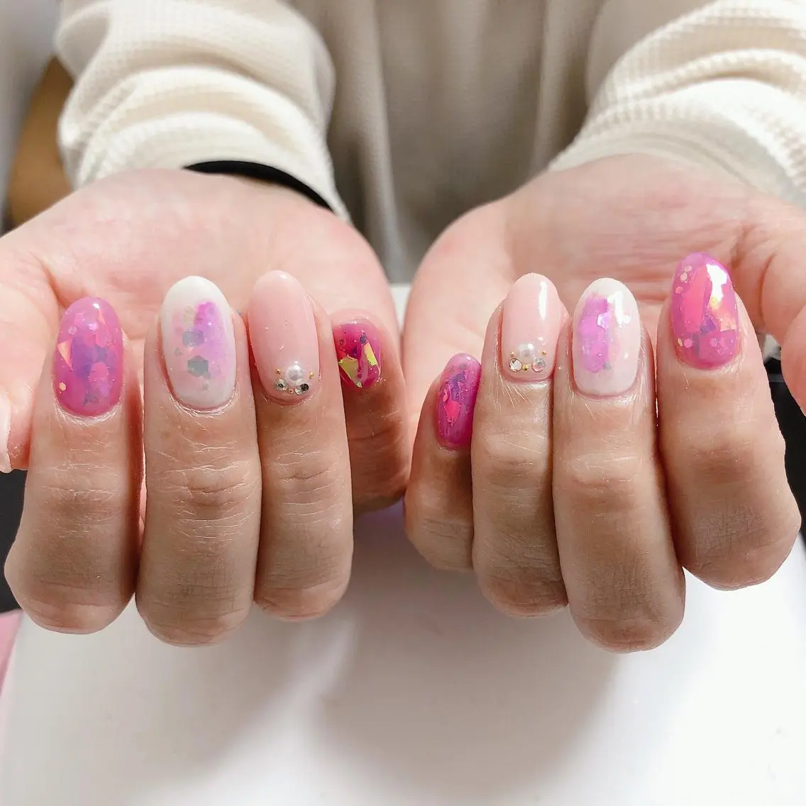 ネイル オーロラネイル 氷ネイル・うるうるネイル ハンドネイル エステ／ネイル/脱毛 R.Msalonのネイルデザイン
