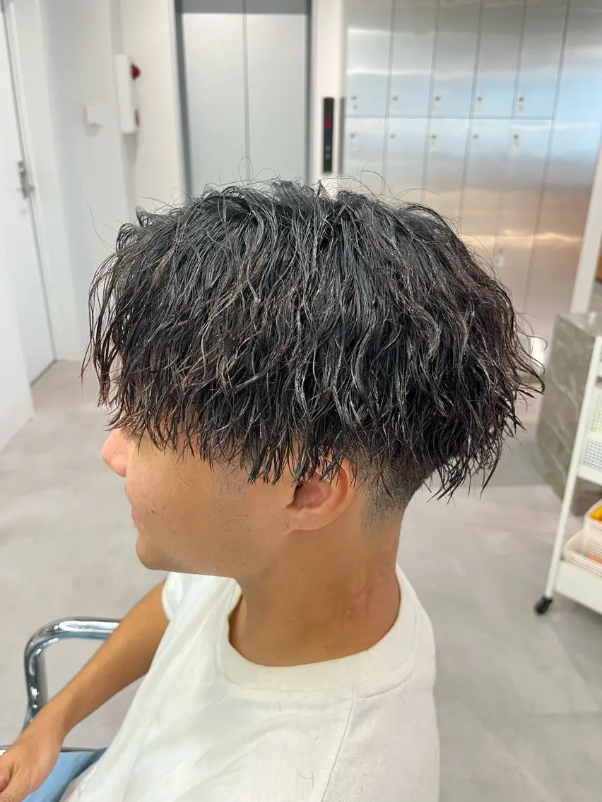 ショート パーマ メンズ ⚡メンズパーマフ ェードカットTomyのヘアスタイル