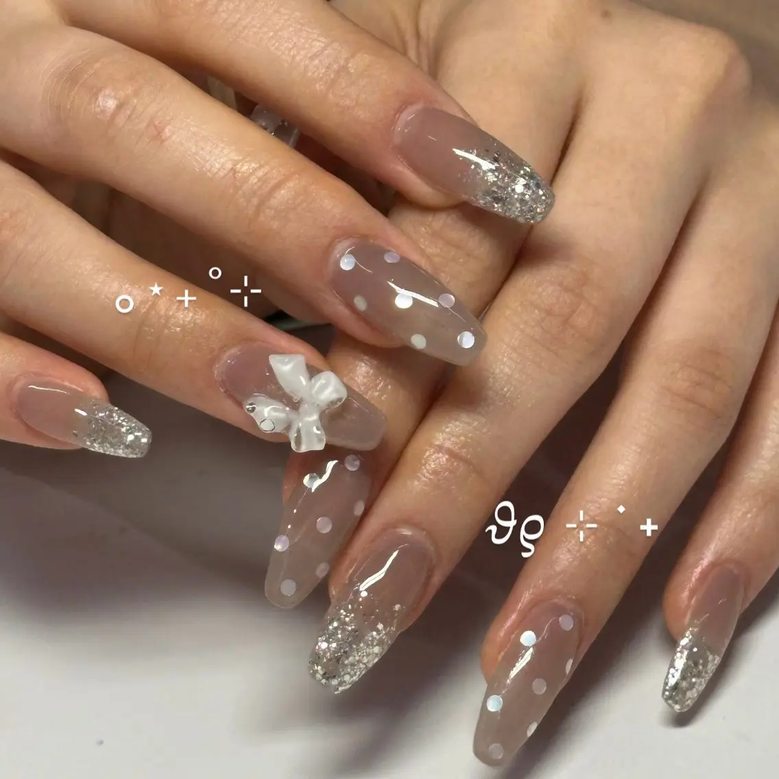 ネイル ドット リボン ストーンネイル WOLTOKYO渋谷 yunaのネイルデザイン