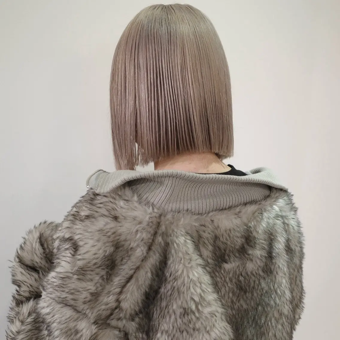 ショート カラー ベージュカラー 透明感カラー ハイトーンカラー シルバー ホワイトベージュ nonoka オリーブ/レイヤーのヘアスタイル