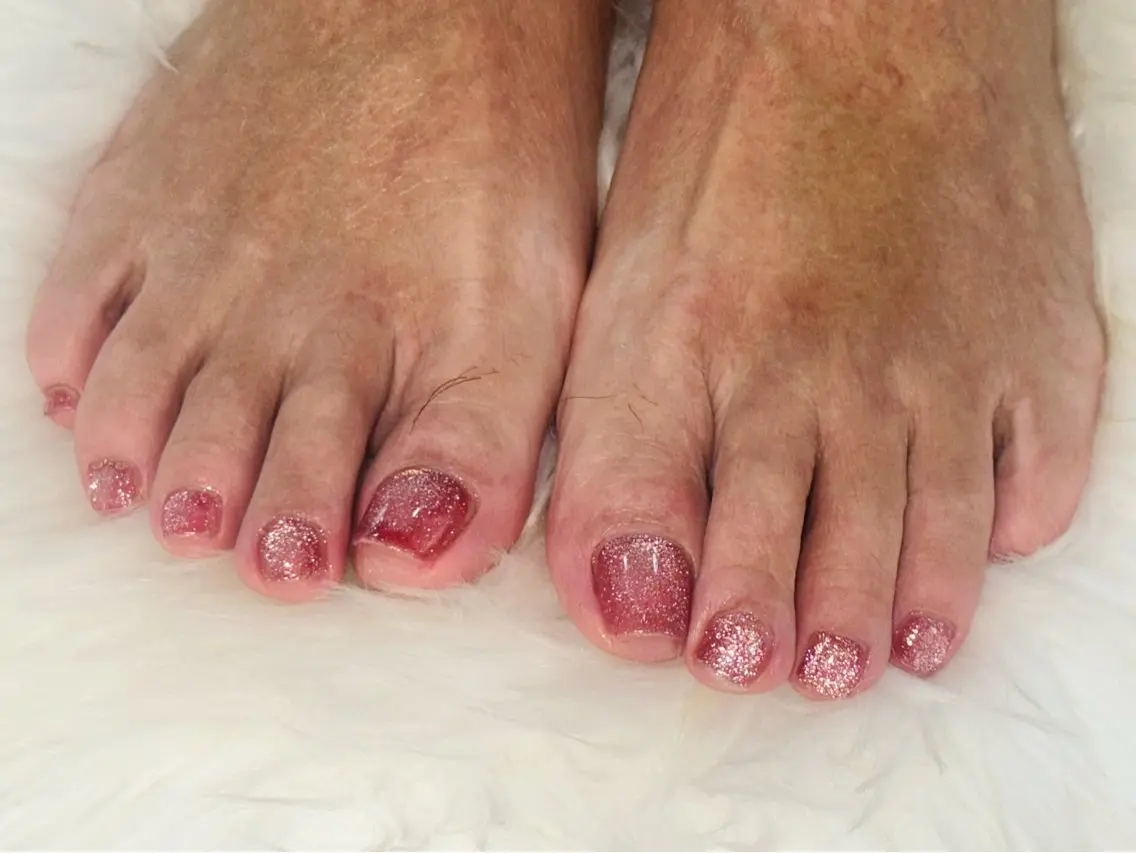 ネイル オーロラネイル フットネイル フレンチネイル ジェルネイル キラキラネイル フットネイル kiki nail たまプラーザのネイルデザイン