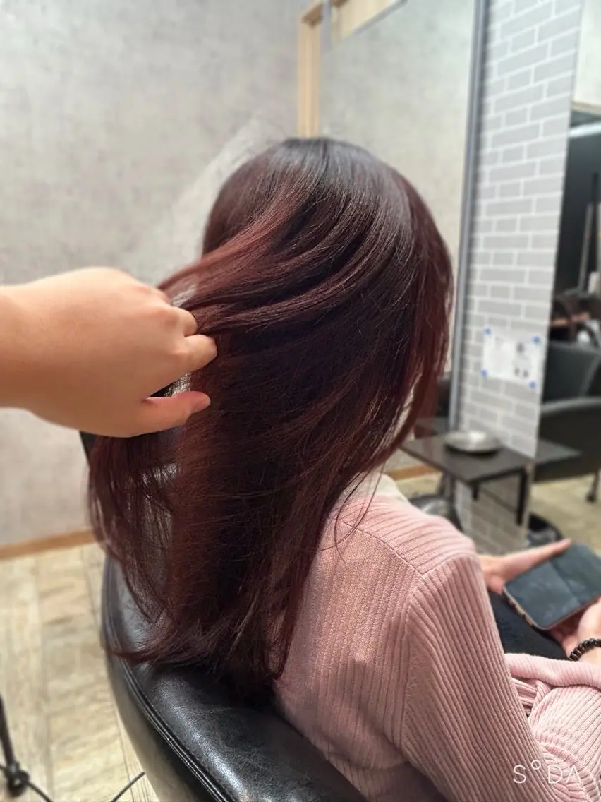 セミロング カラー カシス ピンクカラー 青柳 若奈のヘアスタイル