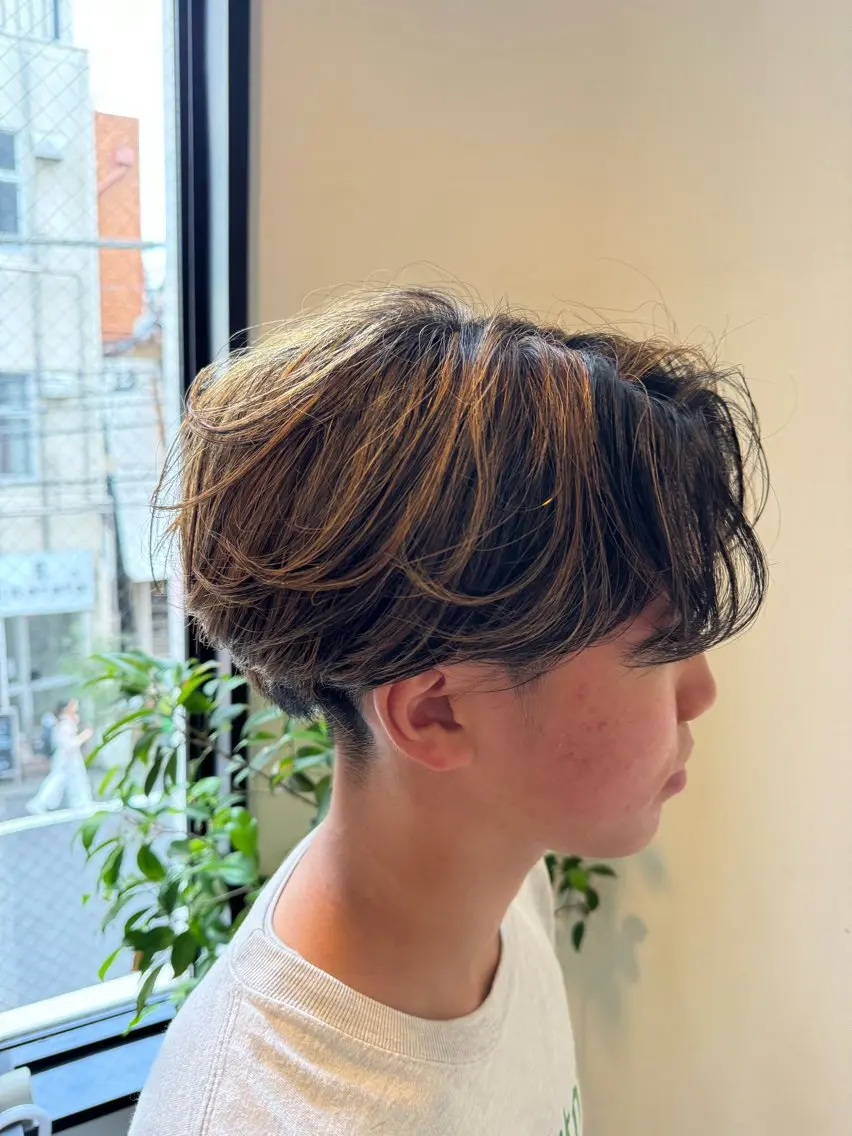 カラー メンズ カット ヘアカラー トリートメント メンズ特化シャドウパ ーマラウンドマッシュのヘアスタイル