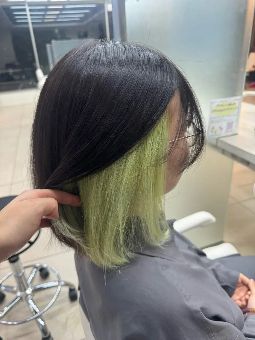 ミディアム カラー ブリーチ インナーカラー ヘアカラー ✂︎レディース のメンズカット屋さんのヘアスタイル