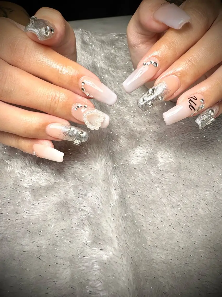 ネイル グラデーション ラメ(グリッター) ロングネイル ホワイト ハンドネイル nail.s misatoのネイルデザイン