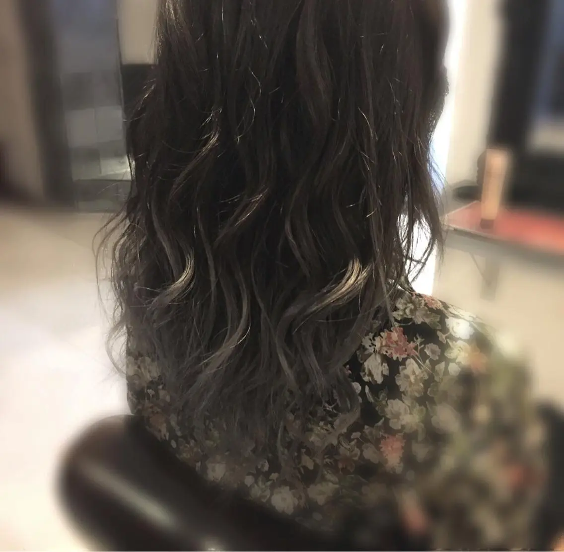 セミロング カラー ブリーチ グラデーションカラー シルバー 小森 拓哉のヘアスタイル