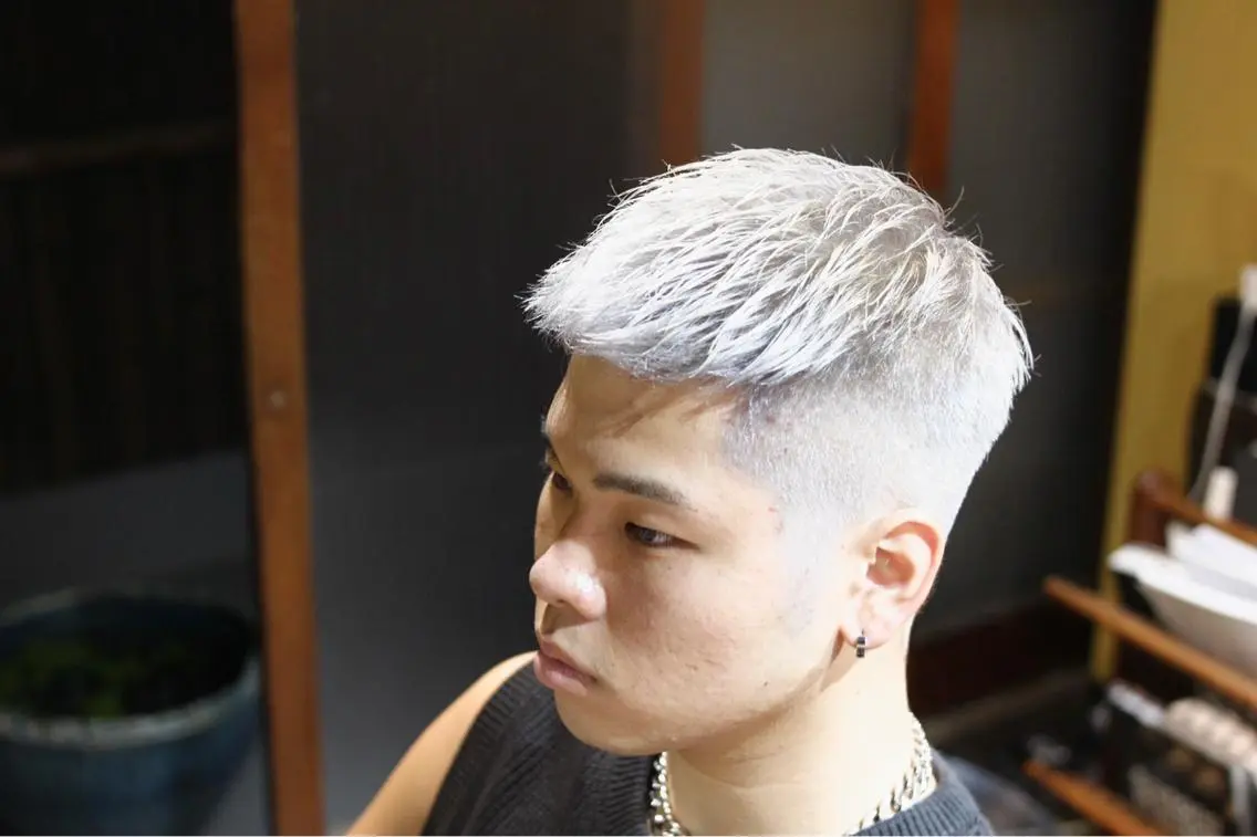 ショート カラー メンズ メンズブリーチ フェードカット 刈り上げ ブリーチ シルバー メンズカット/パーマ 福島区SOSOのヘアスタイル