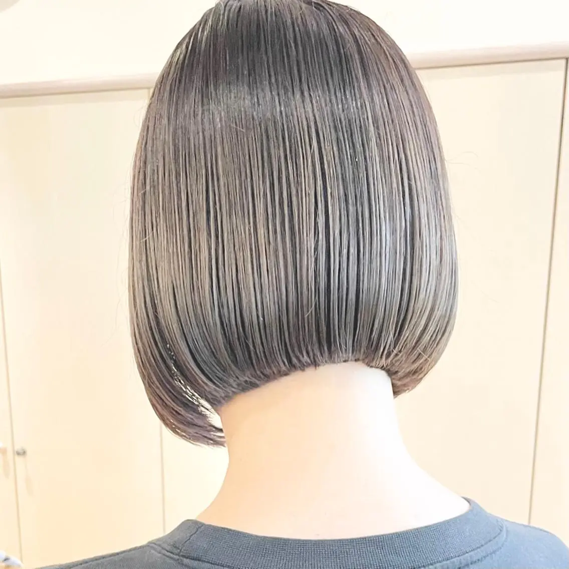 ショート カラー ヘアアレンジ キッズ 前下がりボブ ショートボブ ブリーチ グレージュ シルバー カット ヘアカラー トリートメント さわ きょうすけ/ ボブ髪質改善ショートのヘアスタイル