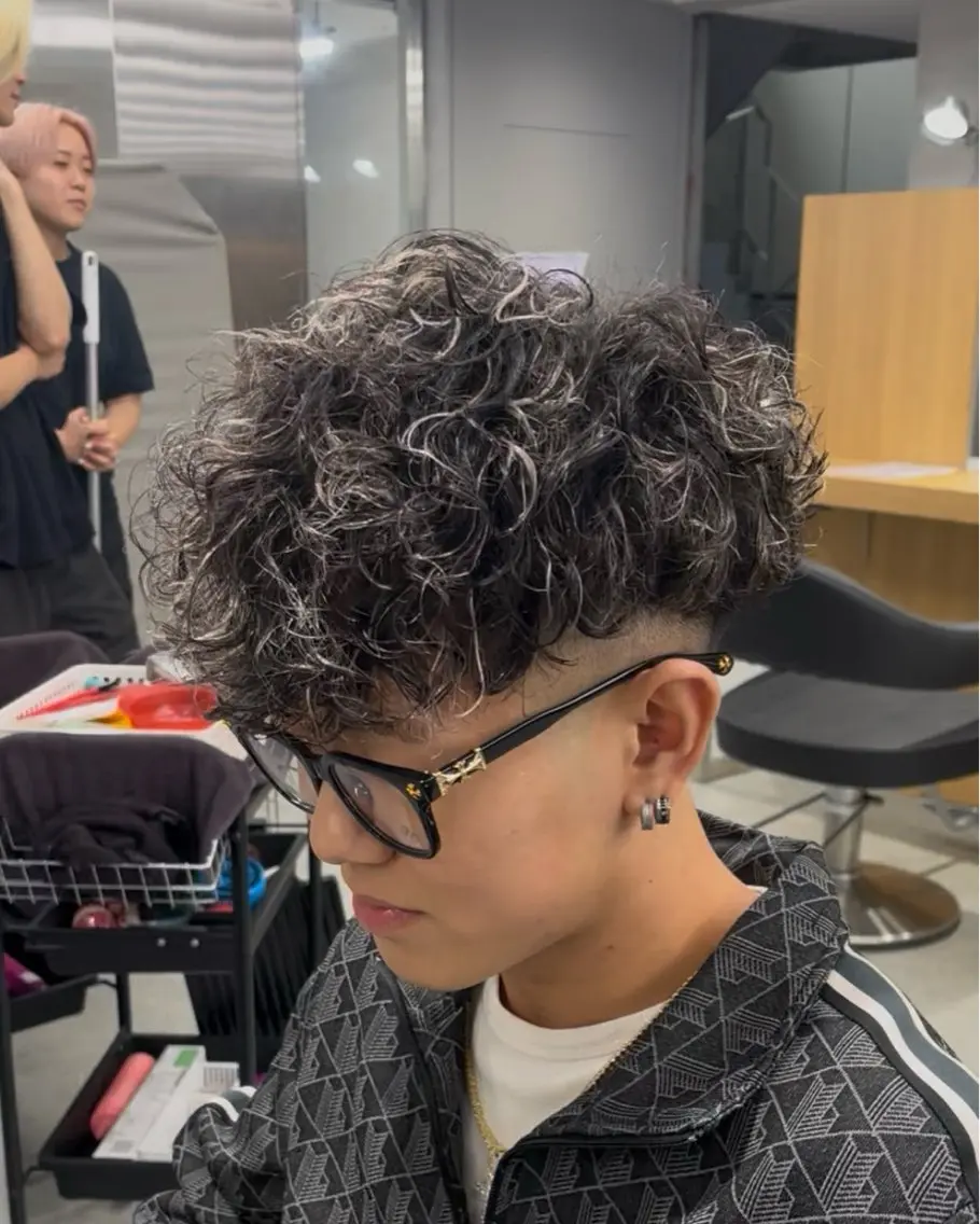 ショート カラー パーマ メンズ メンズハイライト メンズメッシュ メンズパーマ スペインカール ハイライトカラー カット ヘアカラー パーマ 🔥メンズ 特化🔥菊水皐暉🔥のヘアスタイル