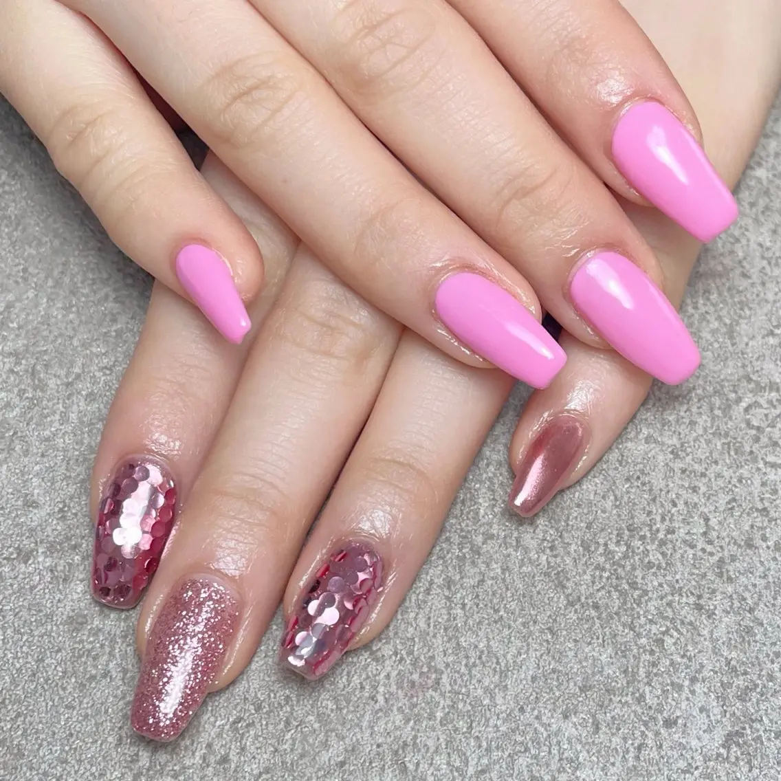 ネイル ゴールド ラメ(グリッター) ミラーネイル ワンカラーネイル ピンク ハンドネイル nailroom DIASOMNIAのネイルデザイン