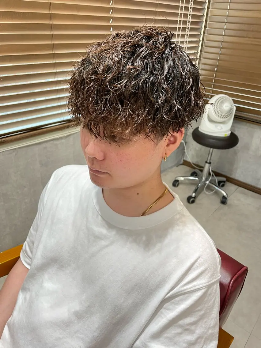 ショート パーマ メンズ 勝毛 広貴のヘアスタイル