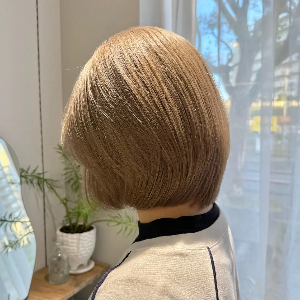 ショート カラー ベージュカラー ダブルカラー ハイトーンカラー ハイトーンベージュ カット ヘアカラー トリートメント cipre シンモン チナリのヘアスタイル