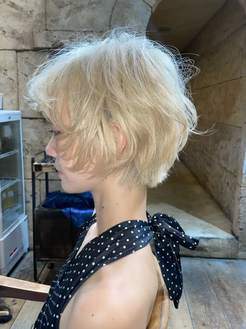 ショート カラー ブリーチ 抜きっぱなしブロンド ブロンド ヘアカラー ズミ🦖髪質改善 レイヤー☆艶ボブのヘアスタイル