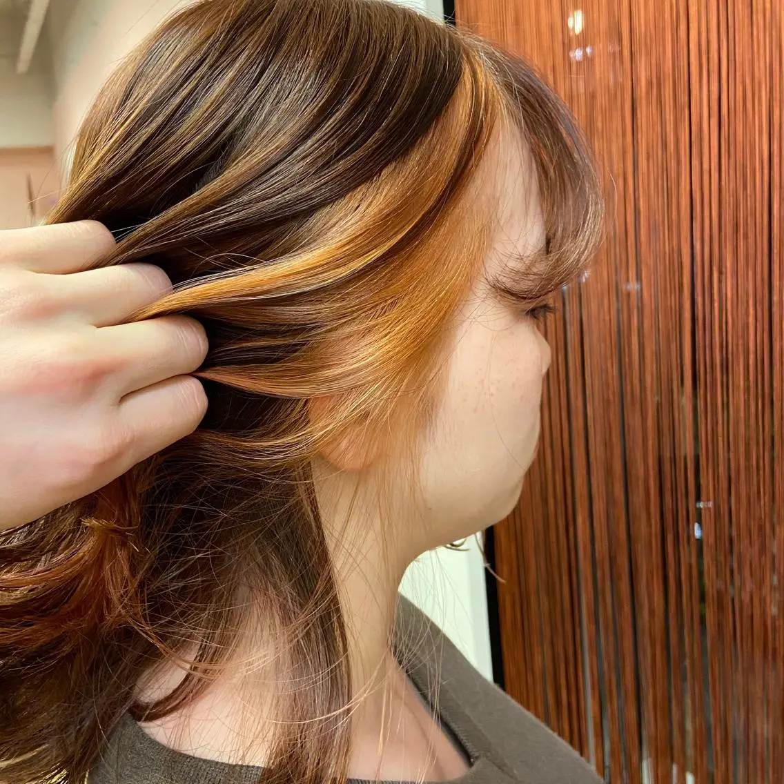 ミディアム カラー オレンジ レイヤーカット ツバサ 髪質改善のヘアスタイル