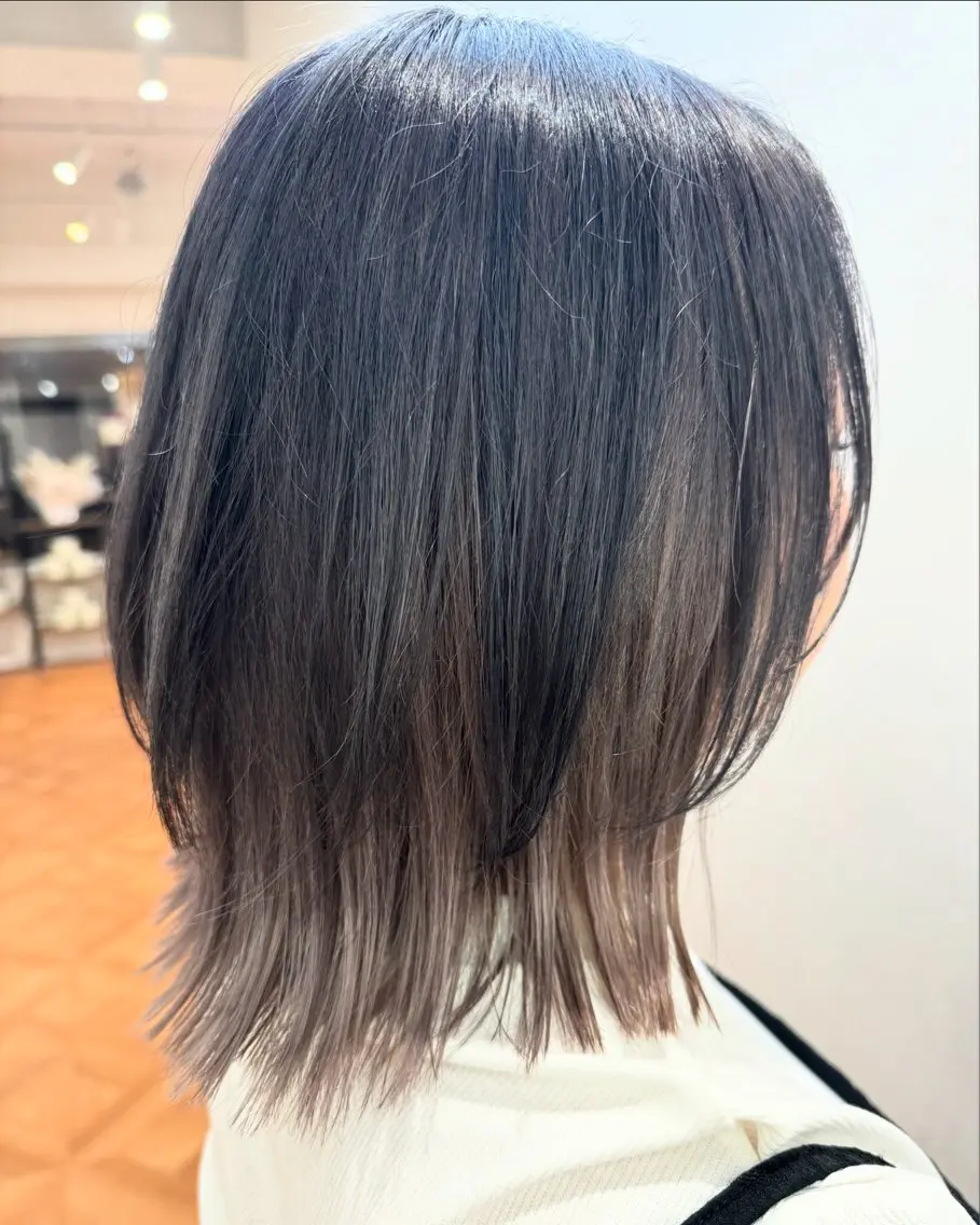 ミディアム カラー グレージュ シルバー シルバーグレージュ レイヤーカット カット ヘアカラー 佐々木 有彩のヘアスタイル