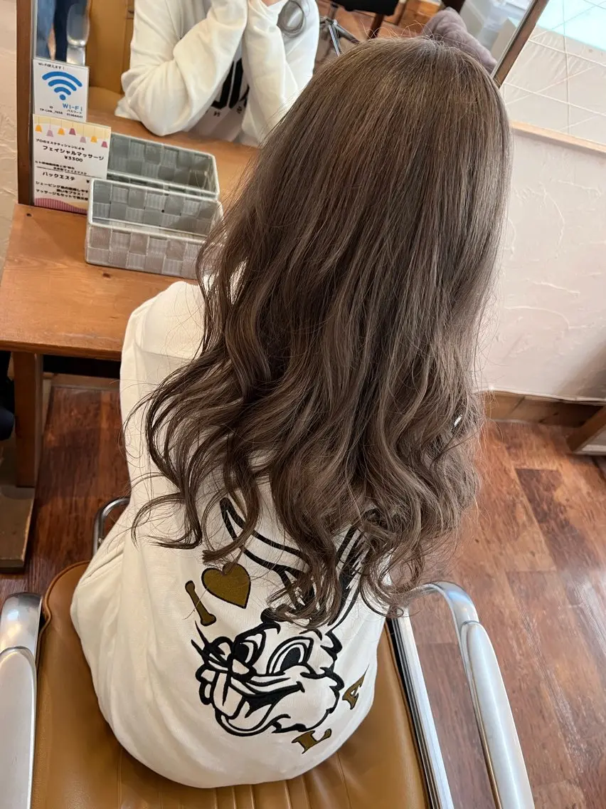 ロング カラー ブリーチ 透明感カラー グレージュ 田中 愛音のヘアスタイル