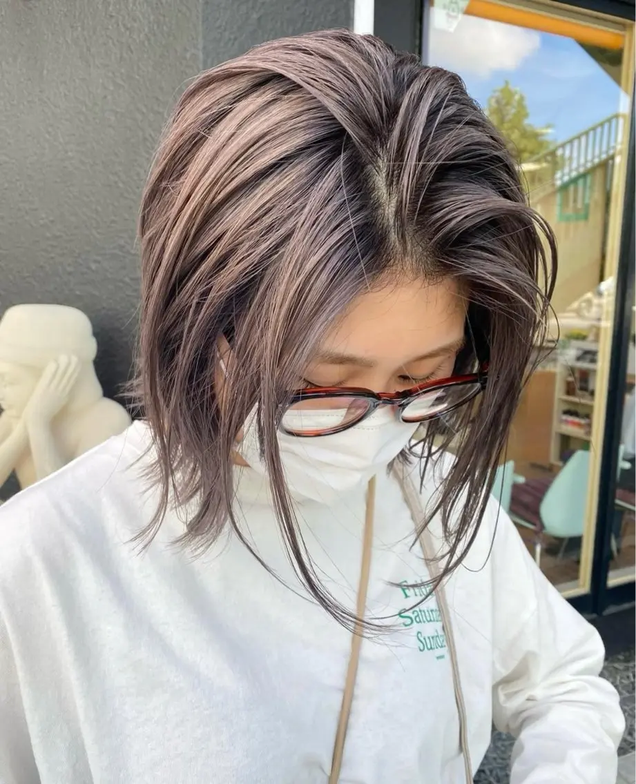 ショート カラー バレイヤージュ シルバー レイヤーカット ナカジマ ナナのヘアスタイル