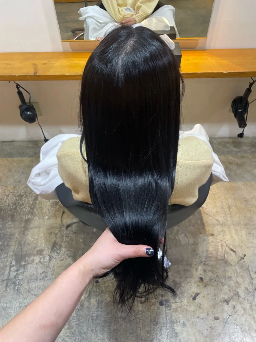 ロング カラー ブルーカラー ブルーグレー カット ヘアカラー トリートメント MIOベージュカラー 柔らかいカラーのヘアスタイル