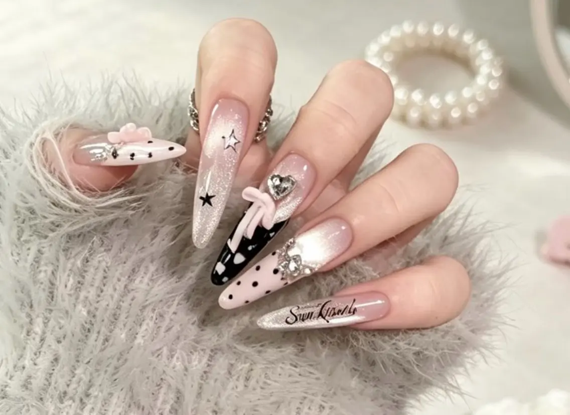 ネイル フラワーネイル フレンチネイル ガーリー キラキラネイル 韓国ネイル ハンドネイル ハンドケア Anna Melia Nailのネイルデザイン